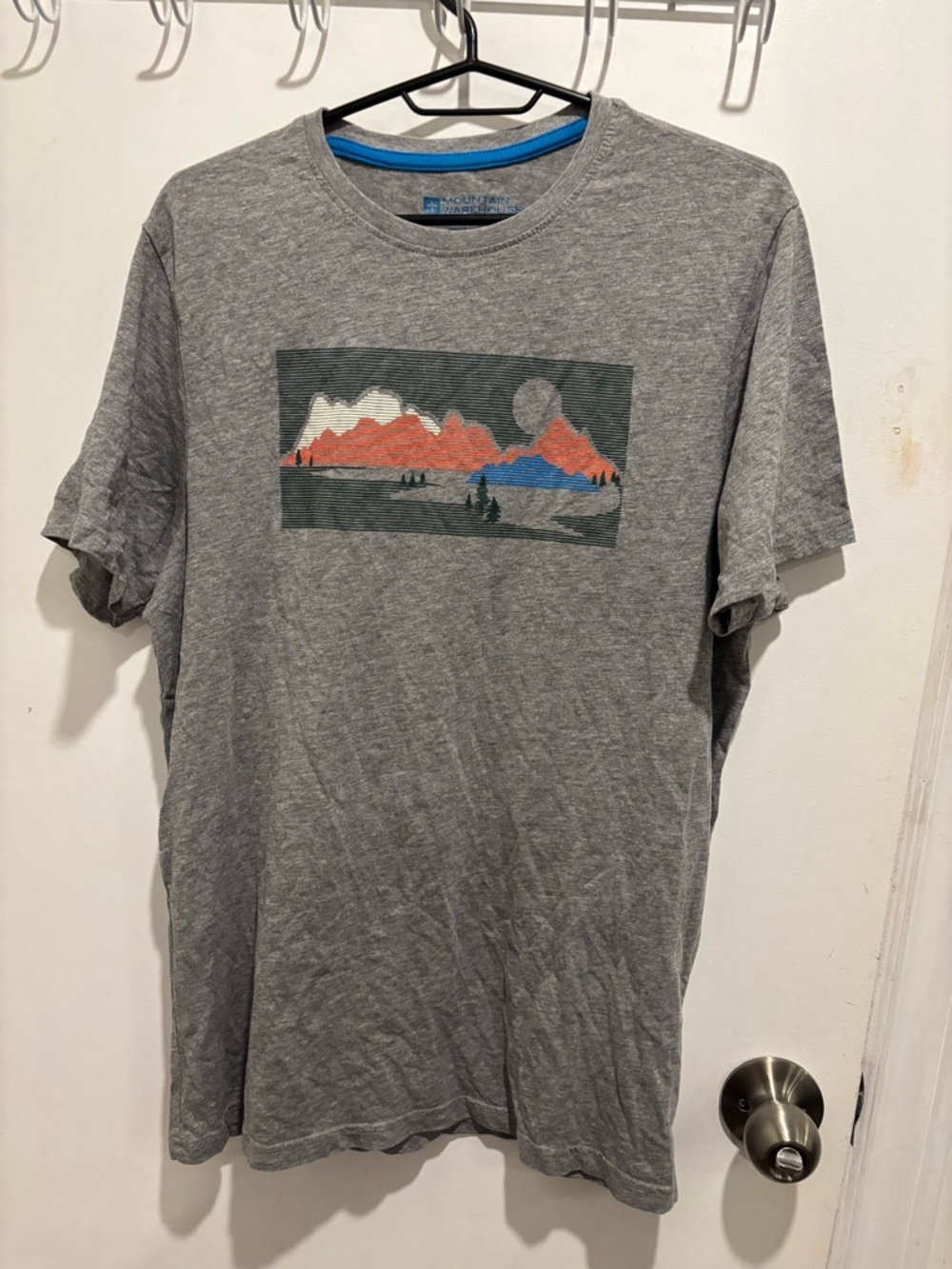 Gray Short-Sleeve Graphic Tee with Mountain Print